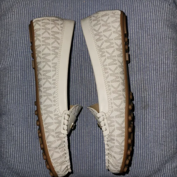 Michael Kors Cream and Gray Flats with Classic Comfort Size 5.5m - Picture 2 of 9